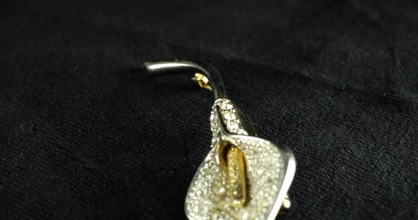 古色古香的银质金属镶嵌在金黄色的愈伤组织中 水晶在旋转天鹅绒展示盒上 — 图库视频影像