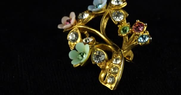 Delicate Vintage Brooch Miniature Bouquet Forget Nots Colored Crystals Spinning — Stock Video