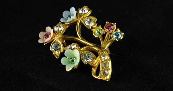 Delicate Vintage Brooch Miniature Bouquet Forget Nots Colored Crystals Spinning — Stock Video