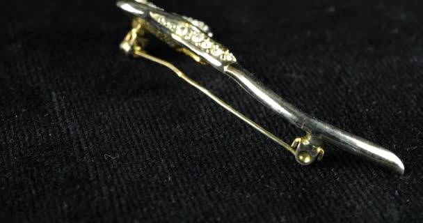 古色古香的银质金属镶嵌在金黄色的愈伤组织中 水晶在旋转天鹅绒展示盒上 — 图库视频影像