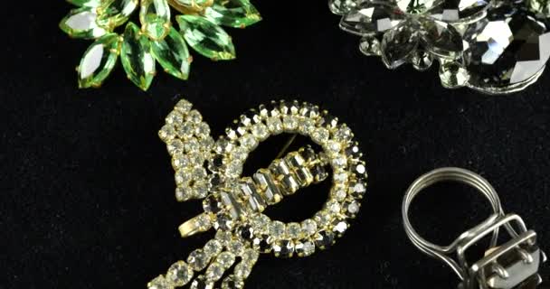 Spinning Aksamitna Gablota Klasycznym Bijouterie Biżuteria Nim Broszki Brązowymi Białymi — Wideo stockowe