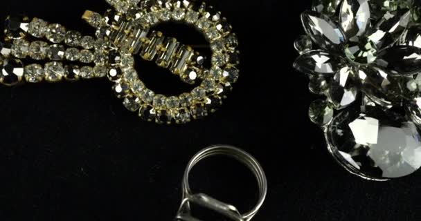 Spinning Aksamitna Gablota Klasycznym Bijouterie Biżuteria Nim Broszki Brązowymi Białymi — Wideo stockowe