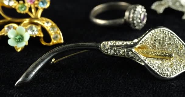 Snurrande Sammetsfodral Med Vintage Smycken Broscher Och Ringar Kostymsmycken Guld — Stockvideo