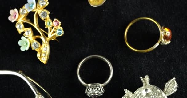 Spinning Aksamitna Gablota Zabytkową Biżuterią Broszki Pierścienie Biżuteria Kolorze Złotym — Wideo stockowe
