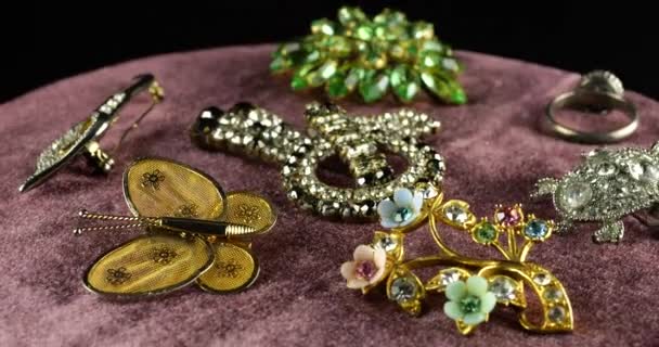 Snurrande Sammetsfodral Med Vintage Smycken Broscher Och Ringar Kostymsmycken Guld — Stockvideo