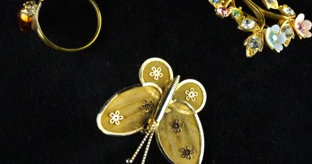 Περιστρεφόμενη Βελούδινη Θήκη Vintage Κοσμήματα Καρφίτσες Και Δαχτυλίδια Κοστούμια Κοσμήματα — Αρχείο Βίντεο