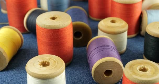 Vintage Holzspulen Mit Baumwollfäden Verschiedenen Farben — Stockvideo