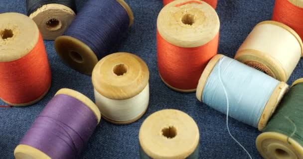 異なる色の綿の糸とヴィンテージ木製のスプール — ストック動画