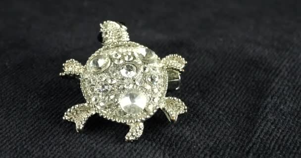 Liten Vintage Sköldpadda Brosch Silver Ton Metall Med Strass Och — Stockvideo