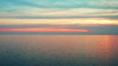 Adriyatik Denizi 'nde tam bir sükunet, güzel bir akşam göğü ve martılar.