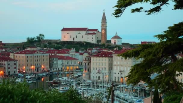 Widok Góry Wieczór Piran Łodzie Nasyp Dzwonnicę Słowenii — Wideo stockowe