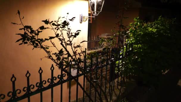 Lâmpada Rua Brilhante Casa Ilumina Rua Velha Cidade Europeia Noite — Vídeo de Stock