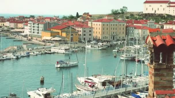 帆船は明日の朝ピラン港に入港する パノラマ上の景色 スロベニア — ストック動画