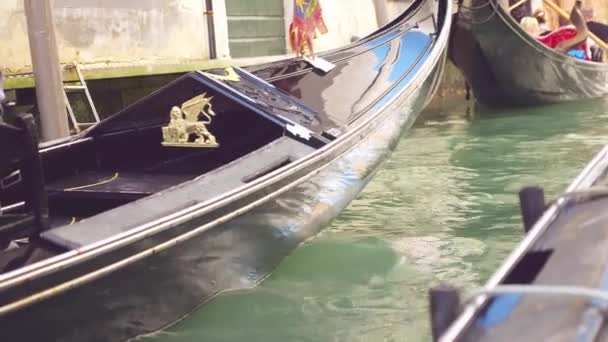Гондолас Туристами Подорожують Каналах Венеції Італія — стокове відео