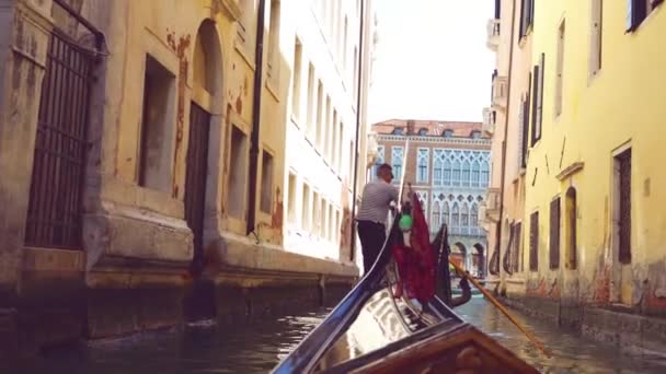 ヴェネツィアの運河のゴンドラの正面からの眺めとイタリアのヴェネツィアの運河の一つに沿って乗る中で街の建築 — ストック動画