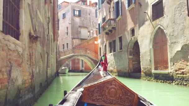 Вид Передньої Частини Гондоли Венеціанських Каналів Пришвартованих Човнів Архітектури Міста — стокове відео