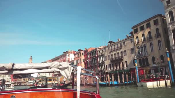 Przejażdżka Taksówką Wodną Kanałem Grande Słoneczny Dzień Wenecja Włochy — Wideo stockowe