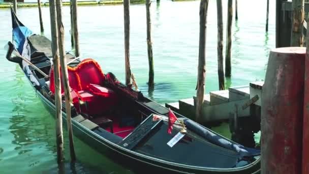 Gondola Zacumowana Palinami Promie Pobliżu Nabrzeża Riva Degli Schiavoni Wenecja — Wideo stockowe
