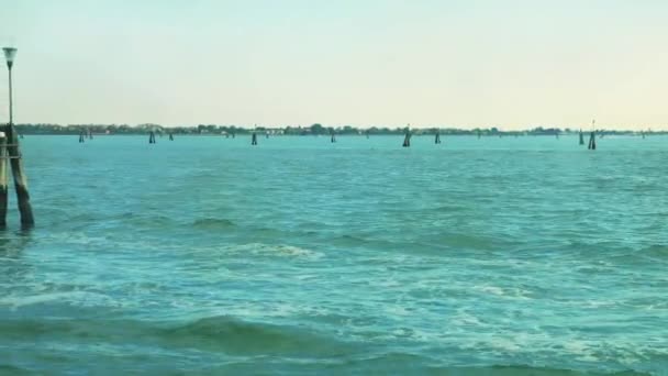 ブリコールは 穏やかな海をボートで案内するベネチアンラグーンの特徴的な風景の詳細です ヴェネツィア イタリア — ストック動画