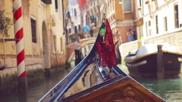 Venedik Talya Daki Kanallardan Birine Binerken Venedik Kanalları Nın Gondolunun — Stok video