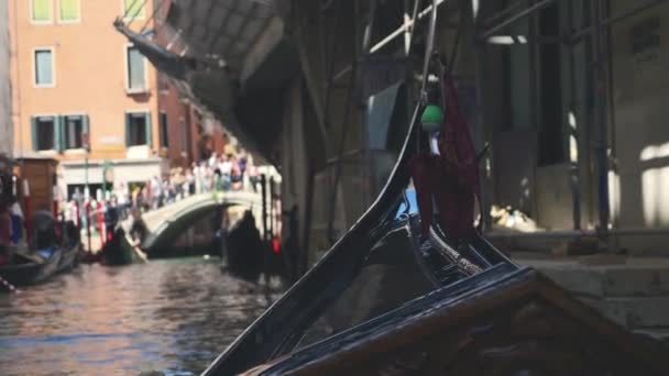 Гондолас Туристами Чекає Висадки Кінці Туру Через Канали Венеції Італія — стокове відео