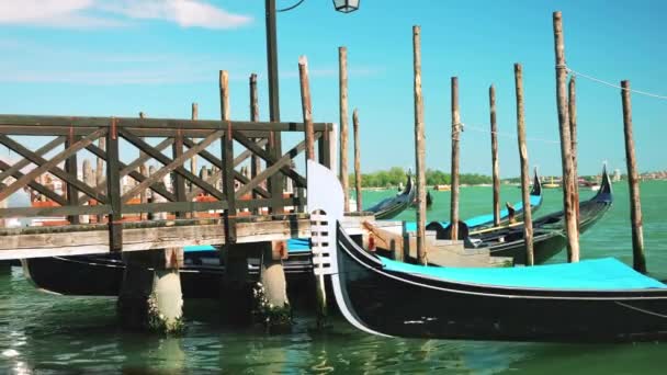 Gondola Ormeggiata Con Paline Molo Dei Traghetti Vicino Lungomare Riva — Video Stock