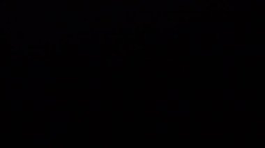 Gökyüzünde şimşekler çakıyor. Gece çekim yapmak..