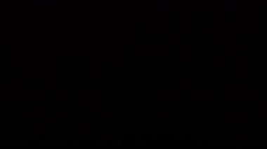 Gökyüzünde şimşekler çakıyor. Gece çekim yapmak..