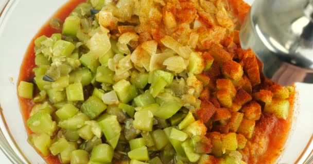 Warzywa Duszone Marchew Cebula Papryka Cukinia Sieka Się Szklanej Misce — Wideo stockowe