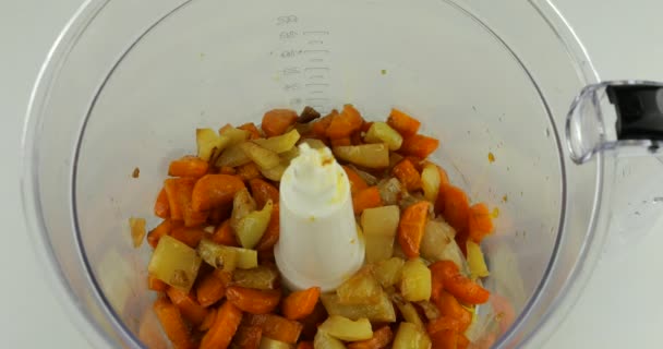 将少许油炸甜椒片倒入搅拌机碗中 倒入烤过的洋葱和胡萝卜 慢动作 — 图库视频影像