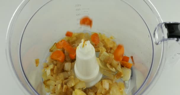 Rebanadas Zanahorias Ligeramente Fritas Vierten Tazón Licuadora Sobre Cebollas Doradas — Vídeo de stock