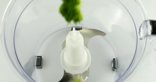 鲜绿色的花椰菜花被倒入搅拌器碗中 慢动作 — 图库视频影像