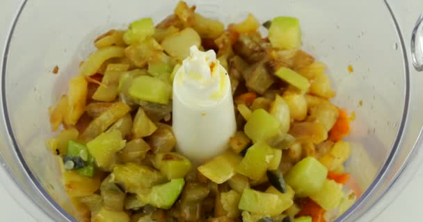 Geschmorte Saftige Zucchini Scheiben Werden Eine Mixer Schüssel Gegeben Zeitlupe — Stockvideo