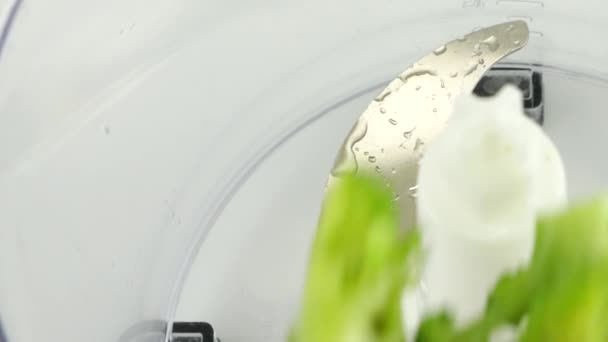 Ljusgröna Broccoliblommor Hälls Mixerskål Långsamma Rörelser — Stockvideo