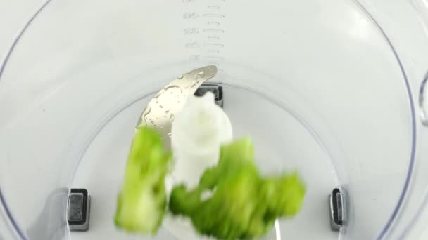 Strahlend Grüne Brokkoliröschen Werden Eine Mixer Schüssel Gegossen Zeitlupe — Stockvideo