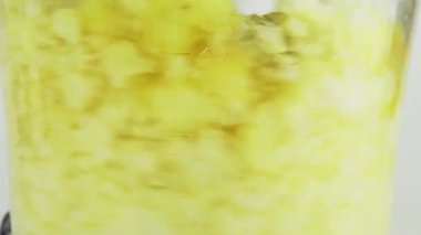 Karnabahar çiçekleri blender kasesinde doğranır. Yavaş çekim.