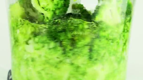 Πράσινα Μπουκετάκια Μπρόκολου Κόβονται Ένα Μπολ Μπλέντερ Αργή Κίνηση — Αρχείο Βίντεο