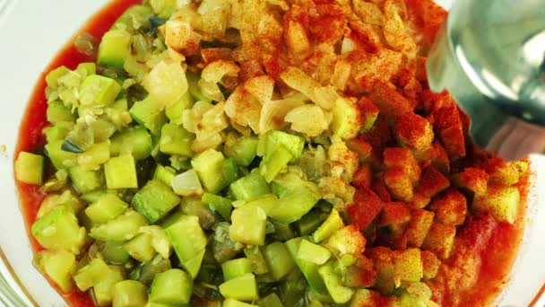 胡萝卜 辣椒和西葫芦 用浸渍搅拌器在玻璃碗中切碎 准备蔬菜小吃 — 图库视频影像