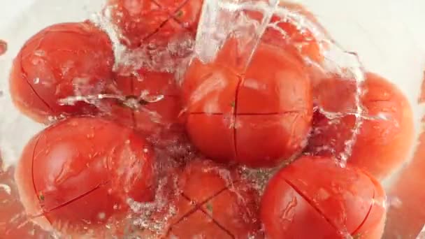 Proces Bělení Čerstvých Zralých Červených Rajčat Rajčata Jsou Opařena Vařící — Stock video