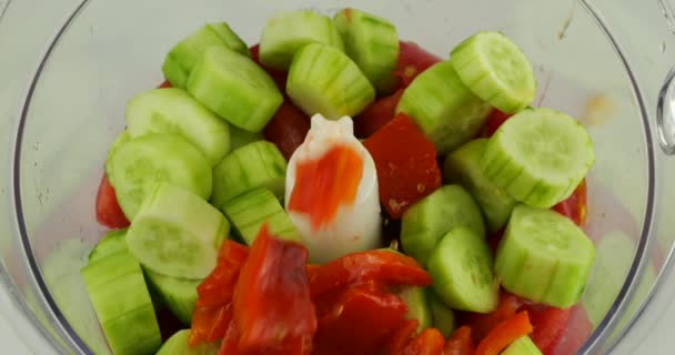 Fırında Kavrulmuş Kırmızı Biber Parçaları Dilimlenmiş Taze Salatalık Domateslerin Üzerinde — Stok video