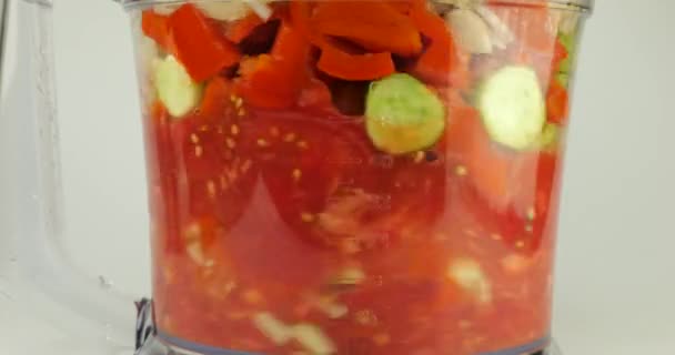 Процесс Приготовления Холодного Испанского Гаспачо Супа Измельчать Сырые Овощи Помидоры — стоковое видео