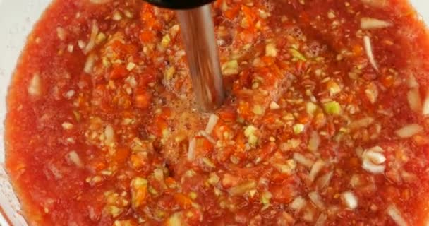 Proces Wytwarzania Zimnej Hiszpańskiej Zupy Gazpacho Mieszać Surowe Warzywa Pomidor — Wideo stockowe