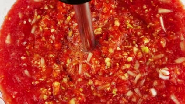 Het Proces Koude Spaanse Gazpacho Soep Maken Meng Rauwe Groenten — Stockvideo
