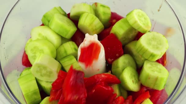 Kousky Šťavnaté Pečené Červené Papriky Padají Mísy Plátky Čerstvých Okurek — Stock video
