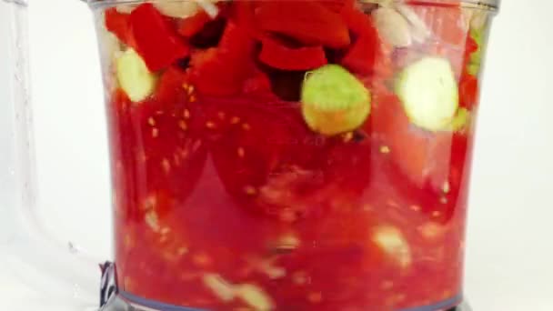 Proces Przygotowywania Zimnej Hiszpańskiej Zupy Gazpacho Zmielić Surowe Warzywa Pomidory — Wideo stockowe