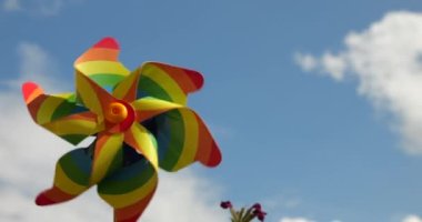 Gökyüzünün arka planında gökkuşağının çarkıfelek renkleri. LGBT renk kavramı.