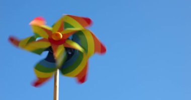 Gökyüzünün arka planında gökkuşağının çarkıfelek renkleri. LGBT renk kavramı.