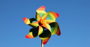 Gökyüzünün arka planında gökkuşağının çarkıfelek renkleri. LGBT renk kavramı.