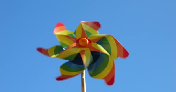 在天空的背景上 彩虹的飞轮的颜色 Lgbt色彩概念 — 图库视频影像