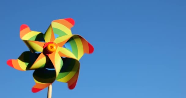 Pinwheel Χρώματα Του Ουράνιου Τόξου Στο Φόντο Του Ουρανού Lgbt — Αρχείο Βίντεο